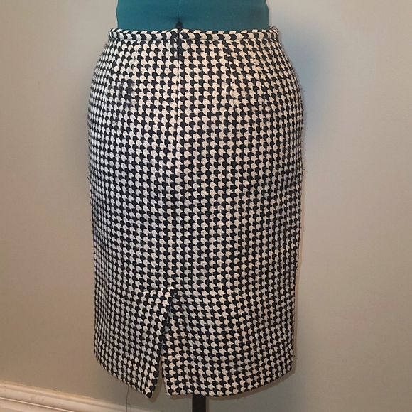 Ann Taylor size 2 houndstooth lined skirt - Picture 2 of 3